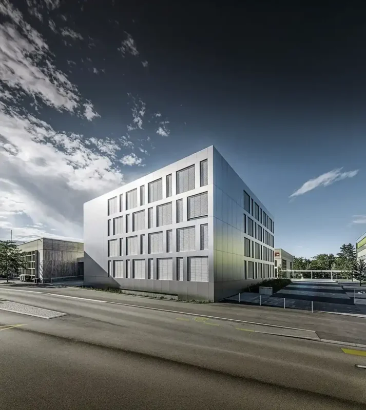 Architekturfotografie eines modernen Bürogebäudes mit weißer PREFABOND Fassade und gebürstetem Aluminium in der Schweiz