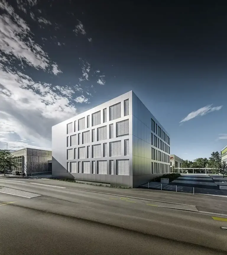 Architekturfotografie eines modernen Bürogebäudes mit weißer PREFABOND Fassade und gebürstetem Aluminium in der Schweiz
