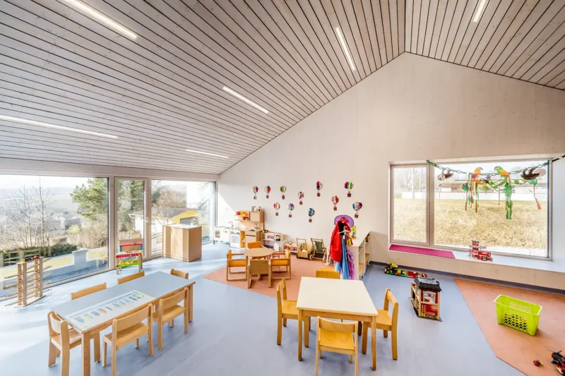 Architekturfotografie – Gruppenraum im Kindergarten Weitersfeld mit Ausblick ins Grüne