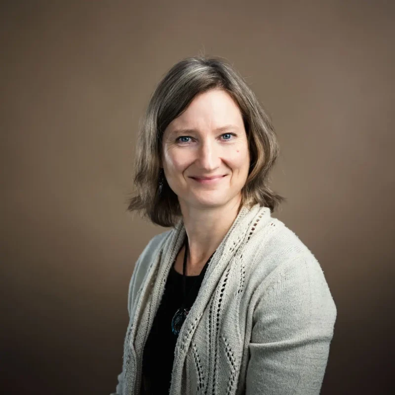 Businessportrait einer Frau mit kurzen braunen Haaren und beiger Strickjacke, BOKU Wien