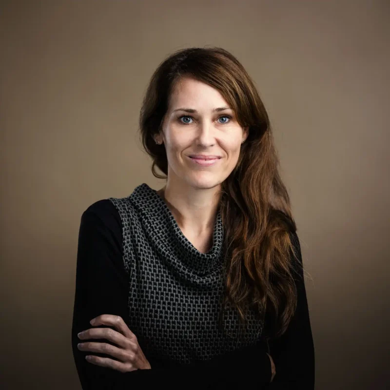 Businessportrait einer Frau mit langen braunen Haaren und grau gemusterter Weste, BOKU Wien