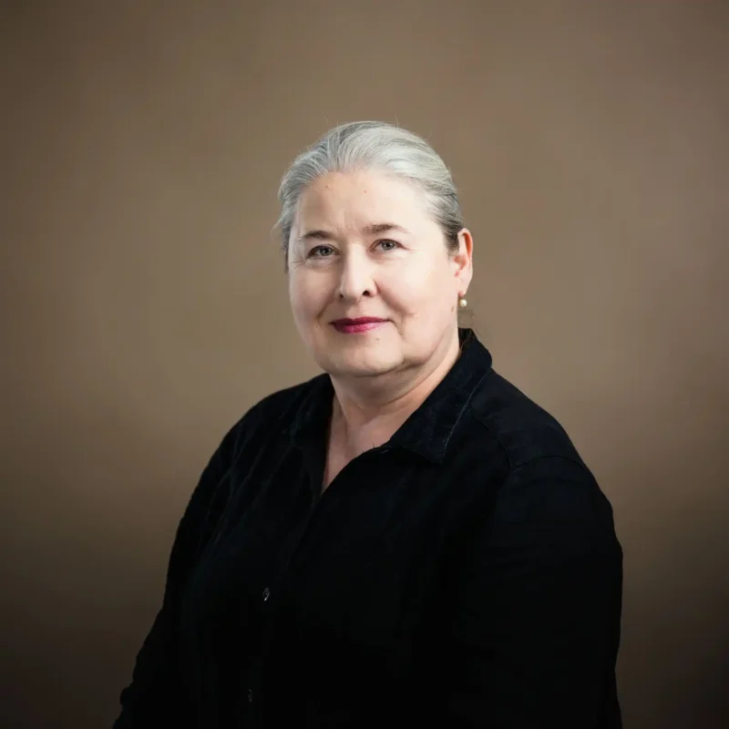 Businessportrait einer Frau mit grauem Haar und schwarzer Bluse, BOKU Wien