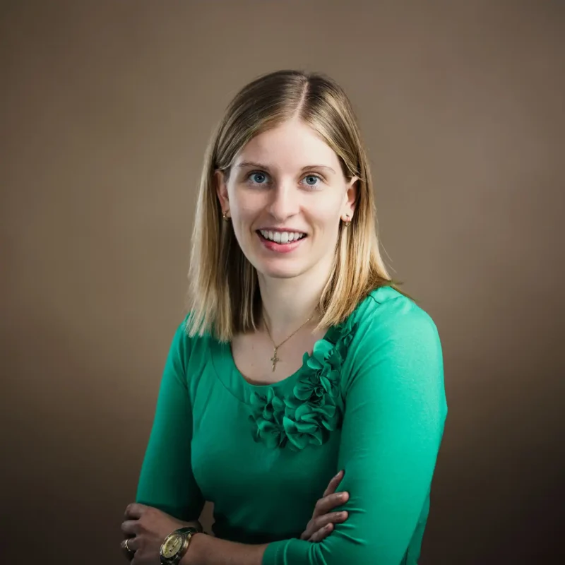 Businessportrait einer jungen Frau mit blondem Haar und grünem Oberteil, BOKU Wien