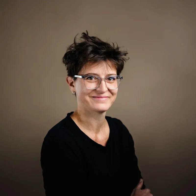 Businessportrait einer Frau mit kurzen dunklen Haaren, Brille und schwarzem Shirt, BOKU Wien