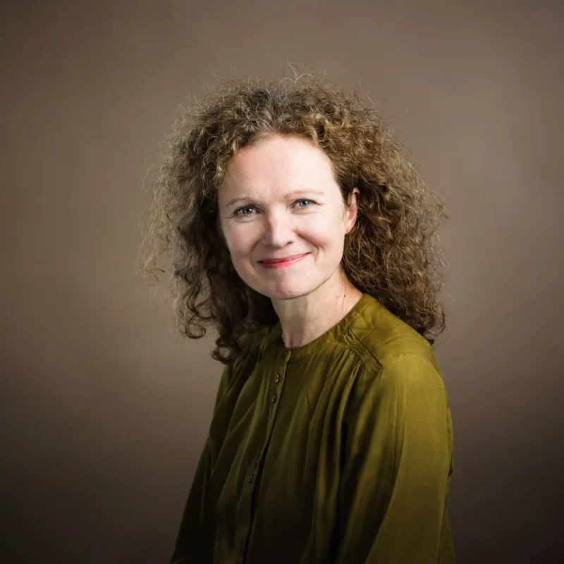 Businessportrait einer Frau mit lockigem braunem Haar und olivgrüner Bluse, BOKU Wien