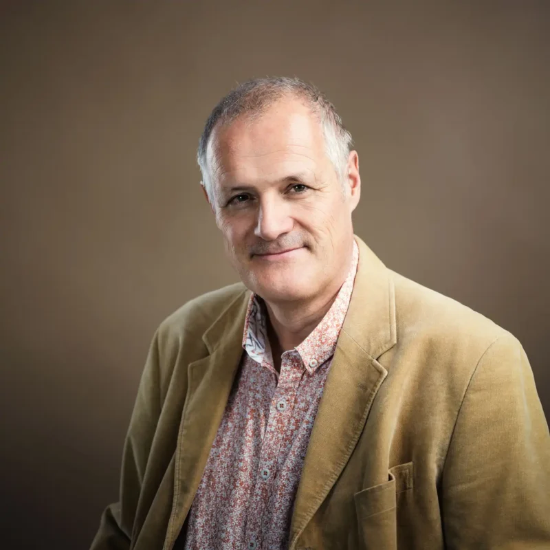 Businessportrait einer Frau mit grauem Haar und schwarzer Bluse, BOKU Wien