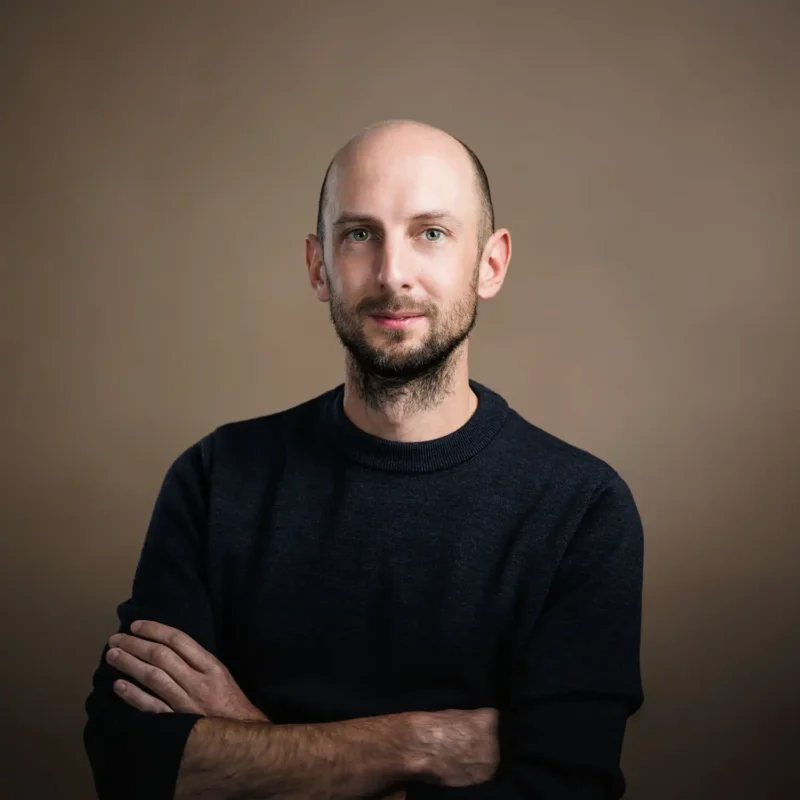 Businessportrait eines Mannes mit Glatze, Bart und schwarzem Pullover, BOKU Wien