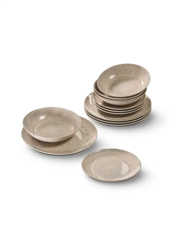 Produktfotografie – Arte Viva Batik Geschirr-Set in Beige mit Tellern und Schalen vor weißem Hintergrund