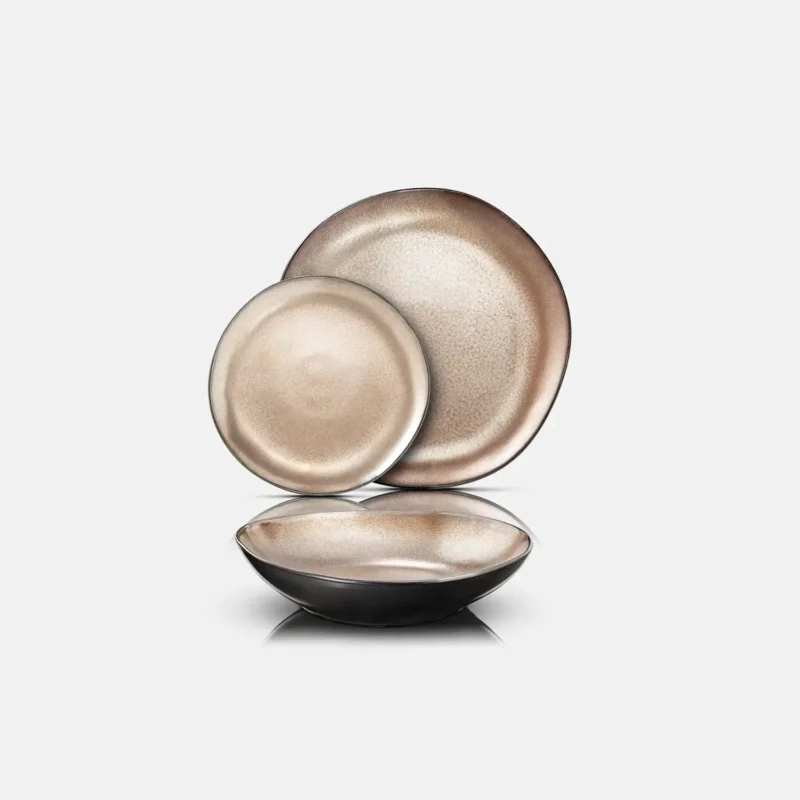 Produktfotografie – Arte Viva Country Geschirr-Set in Beige-Braun mit drei Tellern vor hellem Hintergrund