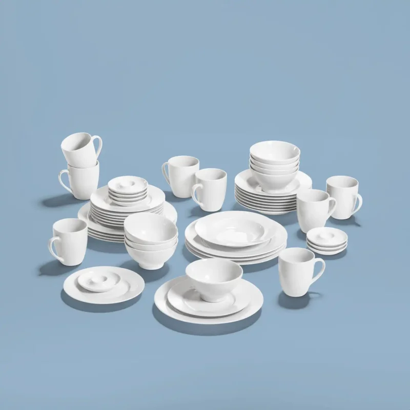 Produktfotografie – Weißes Porzellangeschirr-Set von Arte Viva mit Tellern, Tassen und Schalen auf hellblauem Hintergrund