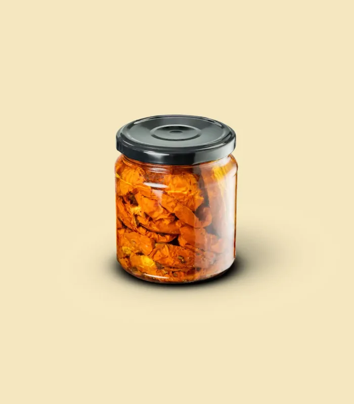 Produktfotografie – Einmachglas mit getrockneten Tomaten und schwarzem Deckel vor beigem Hintergrund