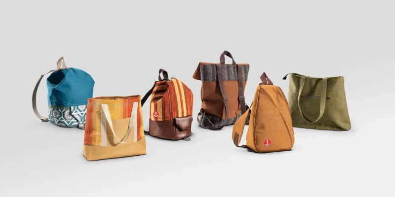 Produktfotografie – Sechs handgefertigte Taschen und Rucksäcke in verschiedenen Farben und Mustern vor hellem Hintergrund