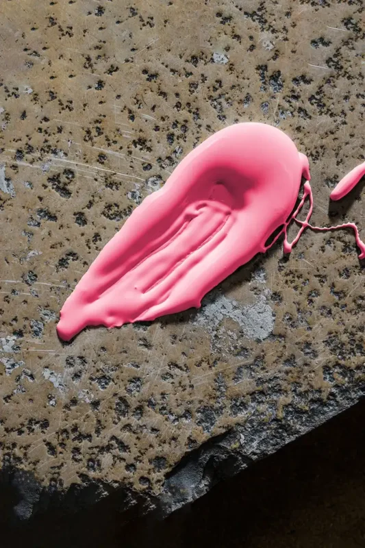 Produktfotografie – Rosa Kosmetikklecks auf Granit-Arbeitsplatte