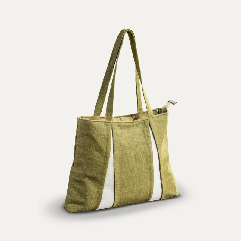 Produktfotografie – Shopper-Tasche in Olivgrün mit weißem Mittelstreifen vor hellem Hintergrund