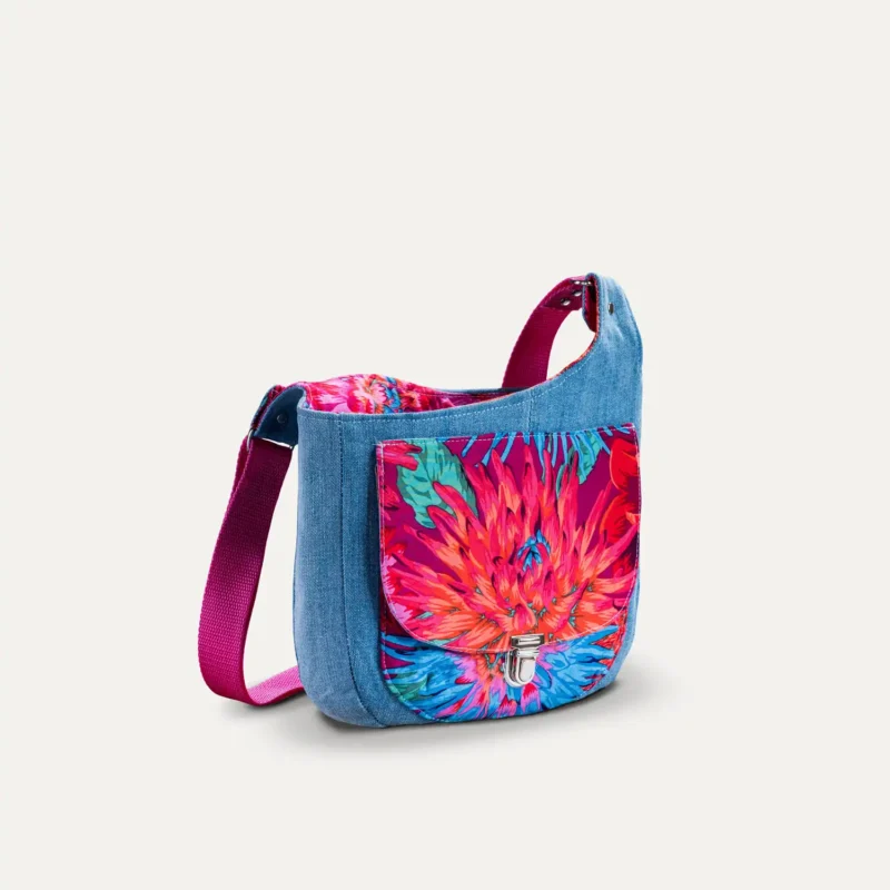 Produktfotografie – Umhängetasche in Jeans-Blau mit buntem Blumenmuster vor hellem Hintergrund