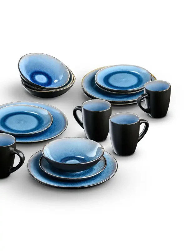 Produktfoto des Geschirr-Sets Fragmente von ArteViva in Blau-Schwarz, bestehend aus Tellern, Schüsseln und Tassen in reaktiver Glasur, fotografiert von Martin Croce Wien
